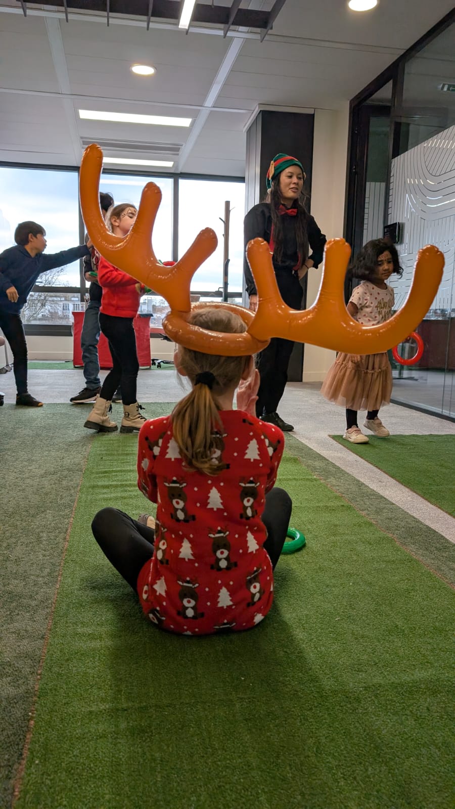 Animation de noël pour enfant Juniper à Paris en 2025