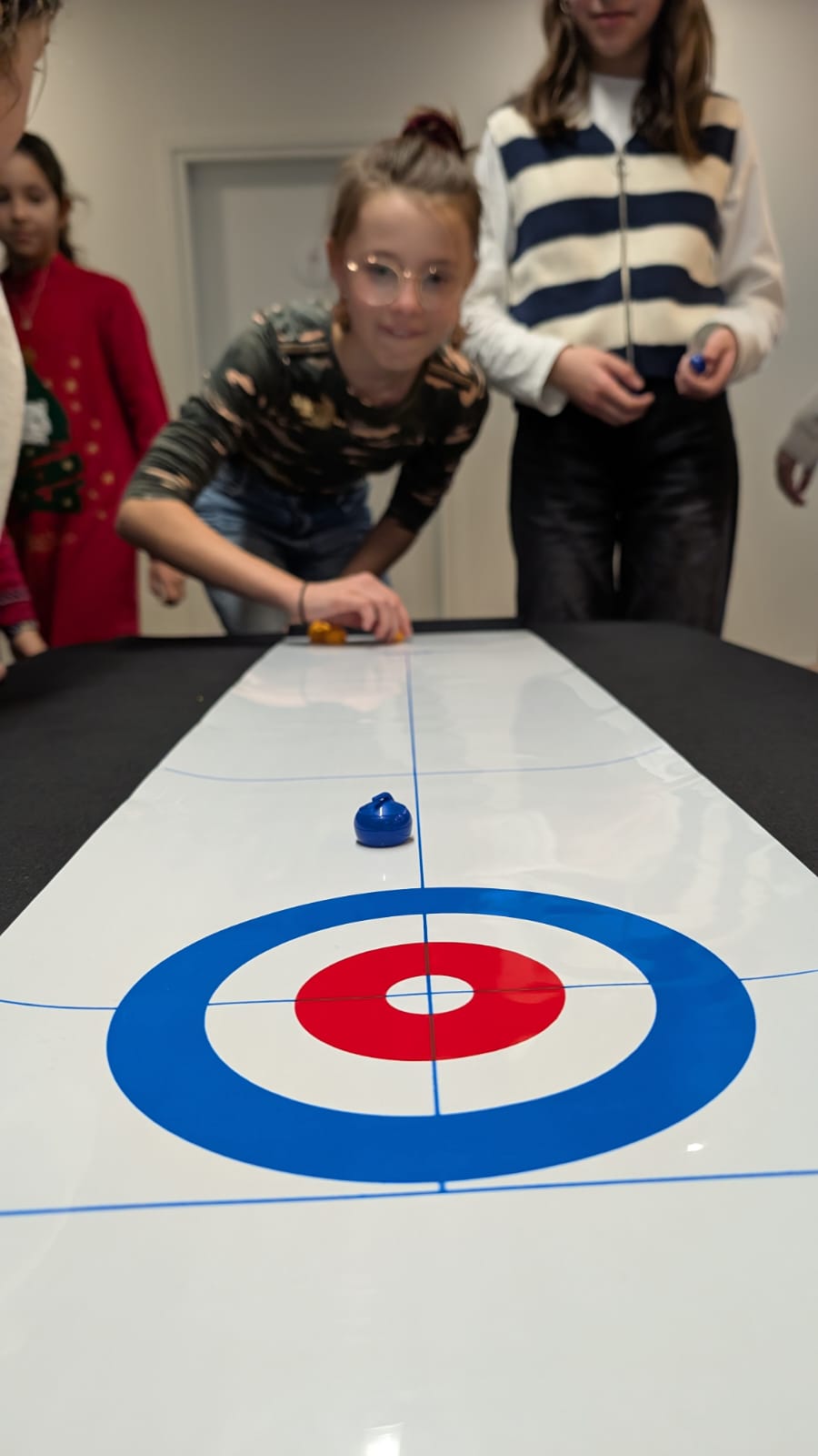 Animation de noël pour enfants Juniper à Paris en 2025