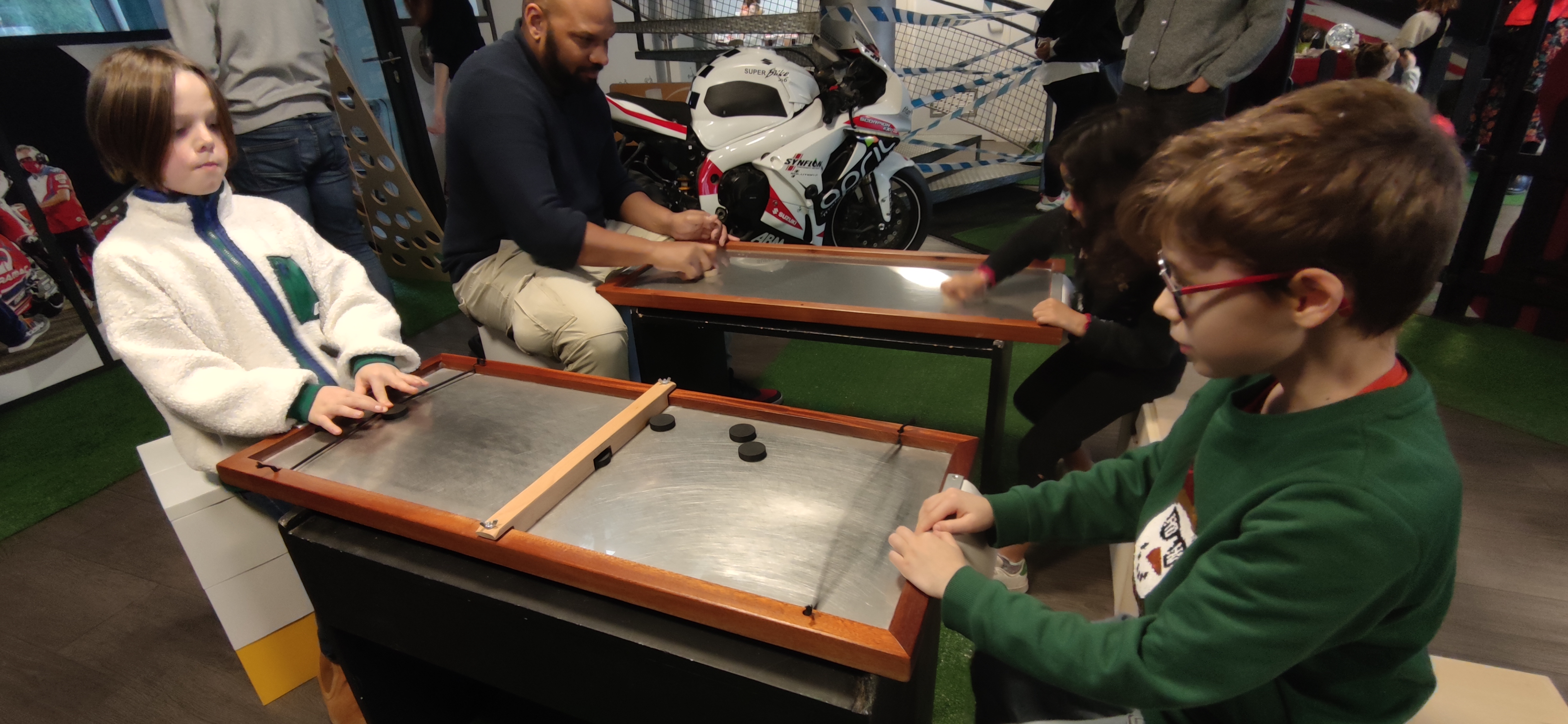 Animation enfant jeux en bois pour le noël de l'entreprise APRIL à Orléans en 2024