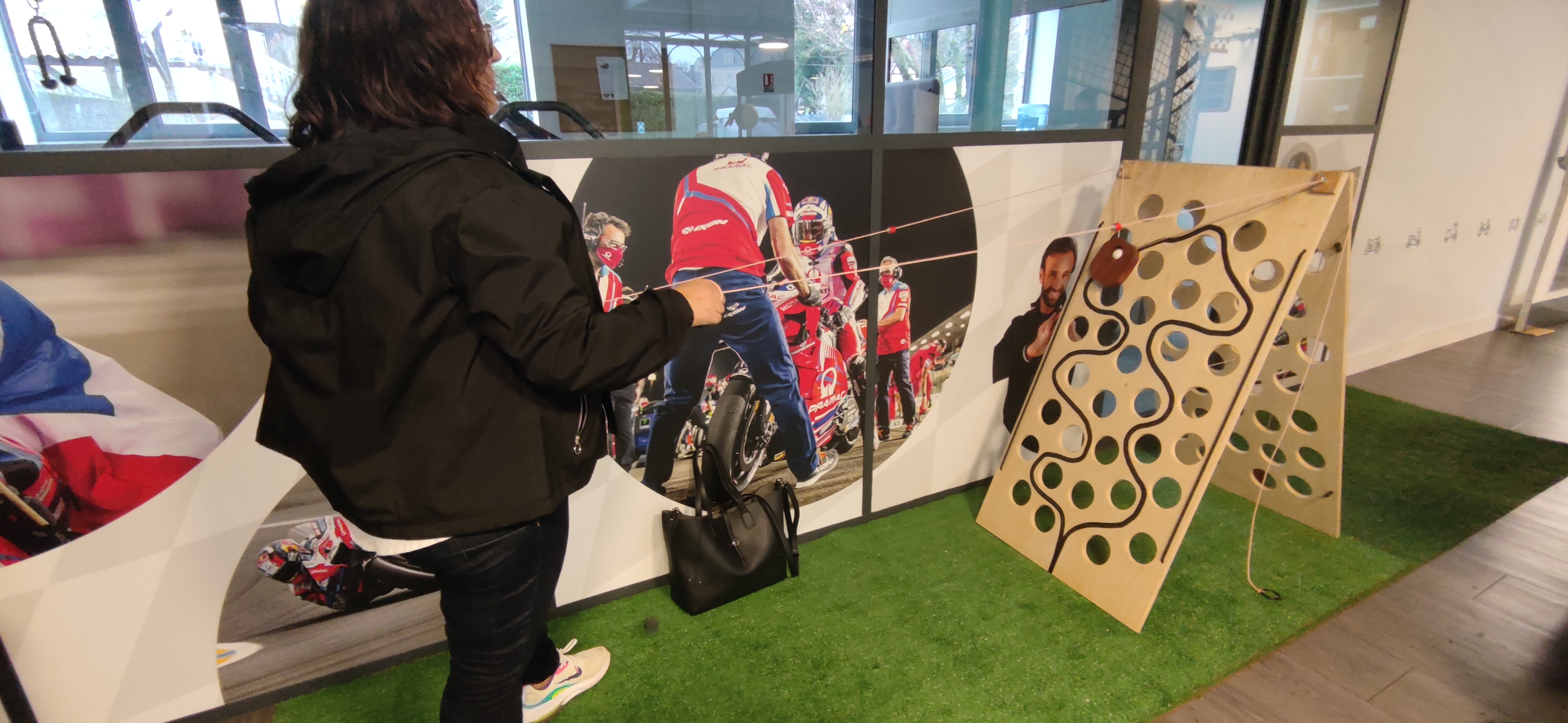 Animation enfant jeux en bois pour le noël de l'entreprise APRIL à Tours en 2024
