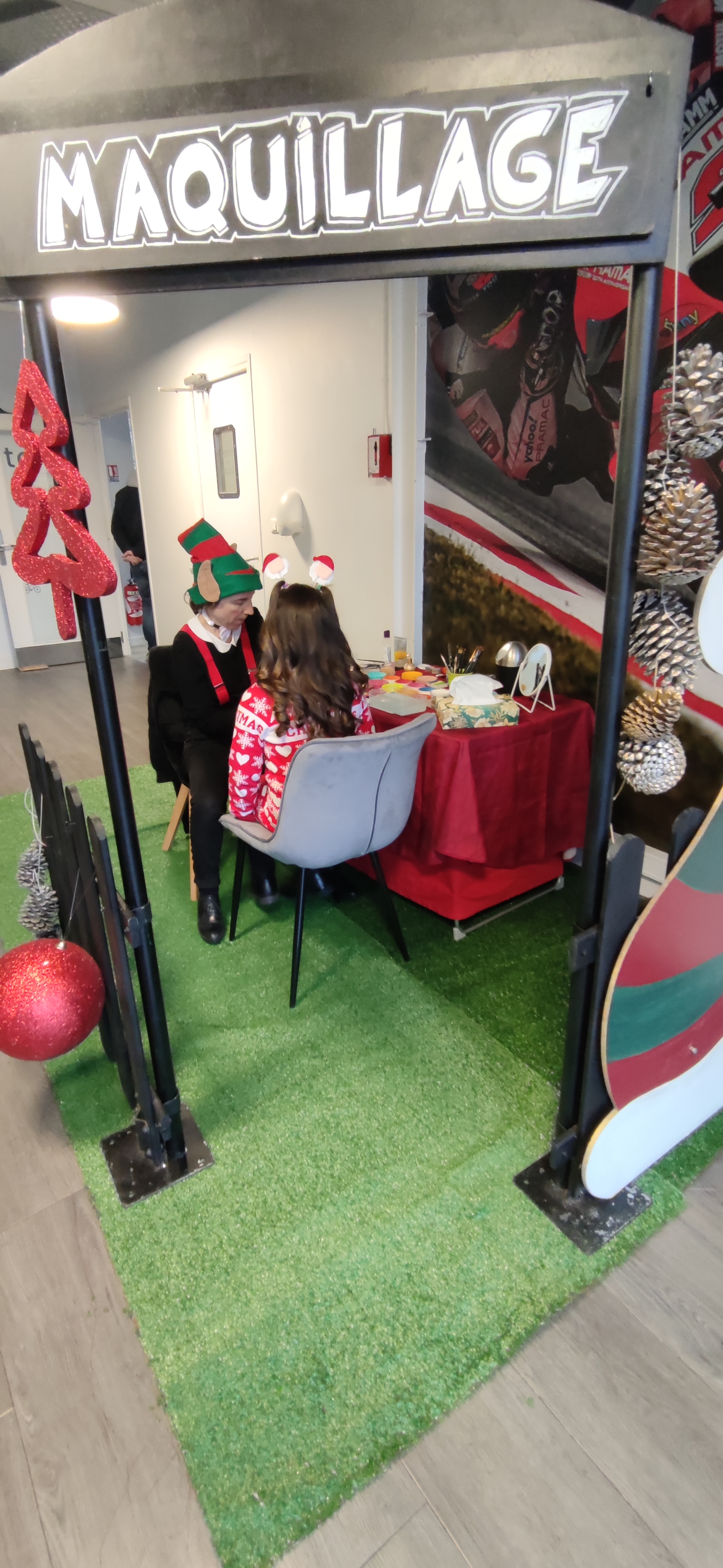 Animation maquillageuse enfants pour le noël de l'entreprise APRIL 2023