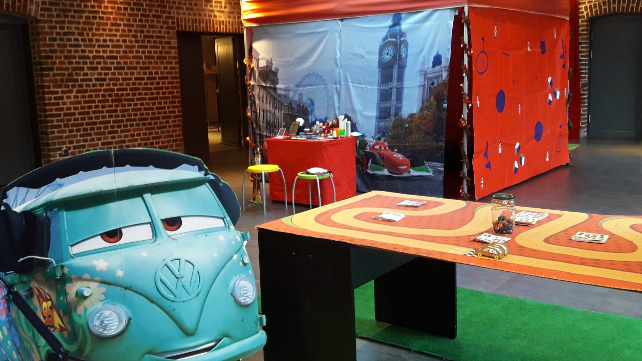 Animation-pour-arbre-de-noël-thème-Cars-2048x1152