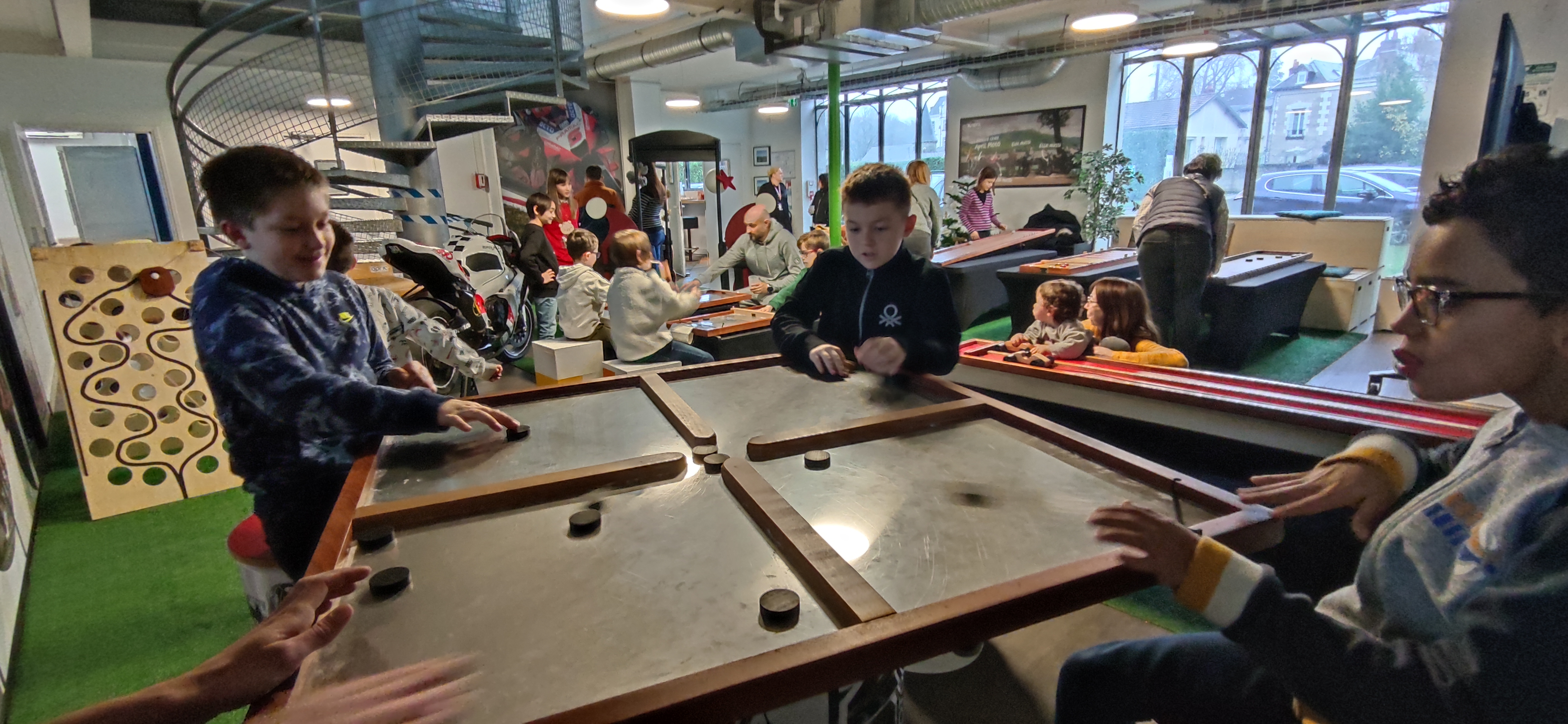 Animations enfants jeux en bois pour le noël de l'entreprise APRIL à Orléans et Tours en 2024