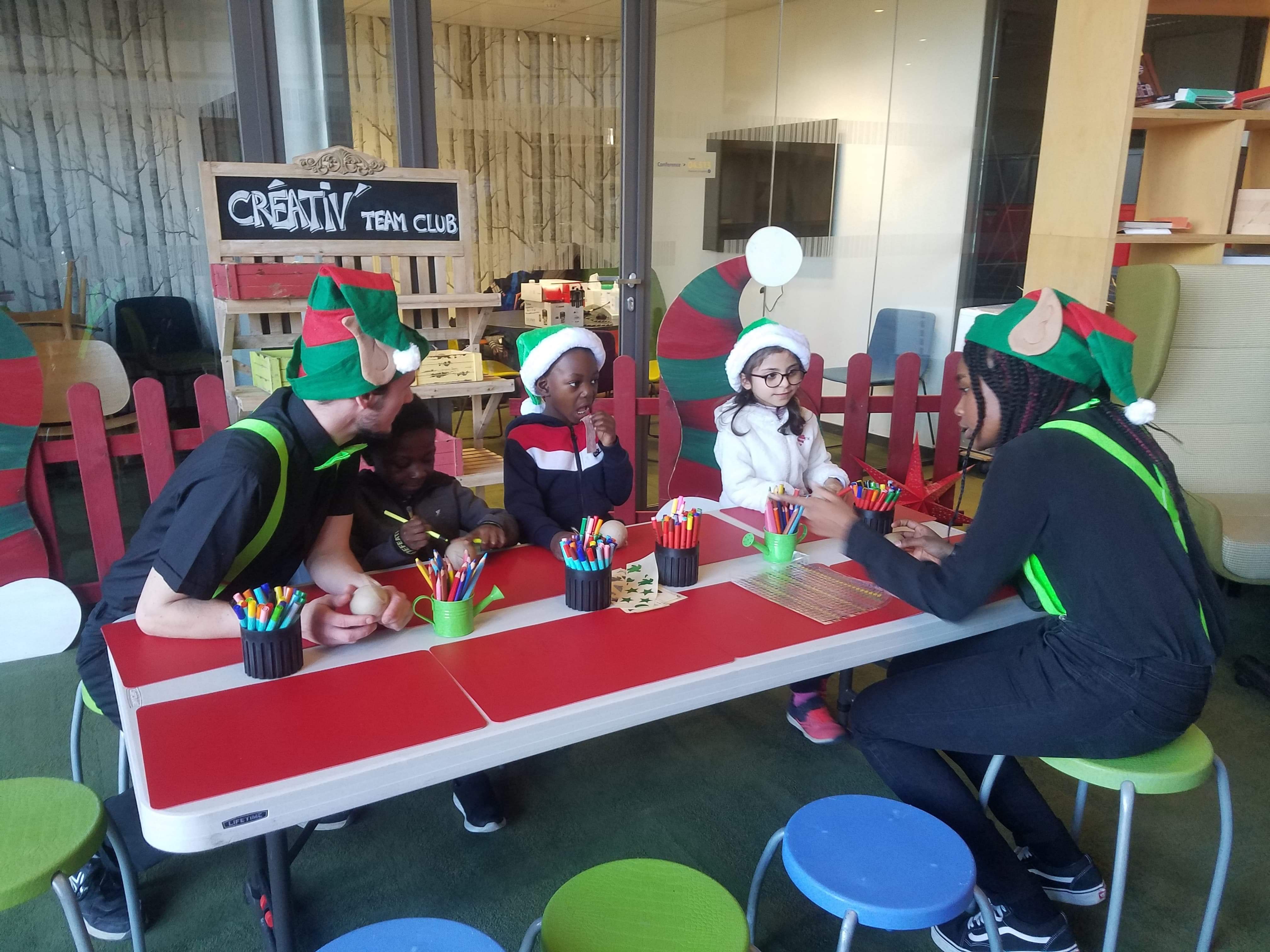 Arbre de noel à Paris animation ateliers créatifs boule de noël WNE 2020 avec animateurs BAFA