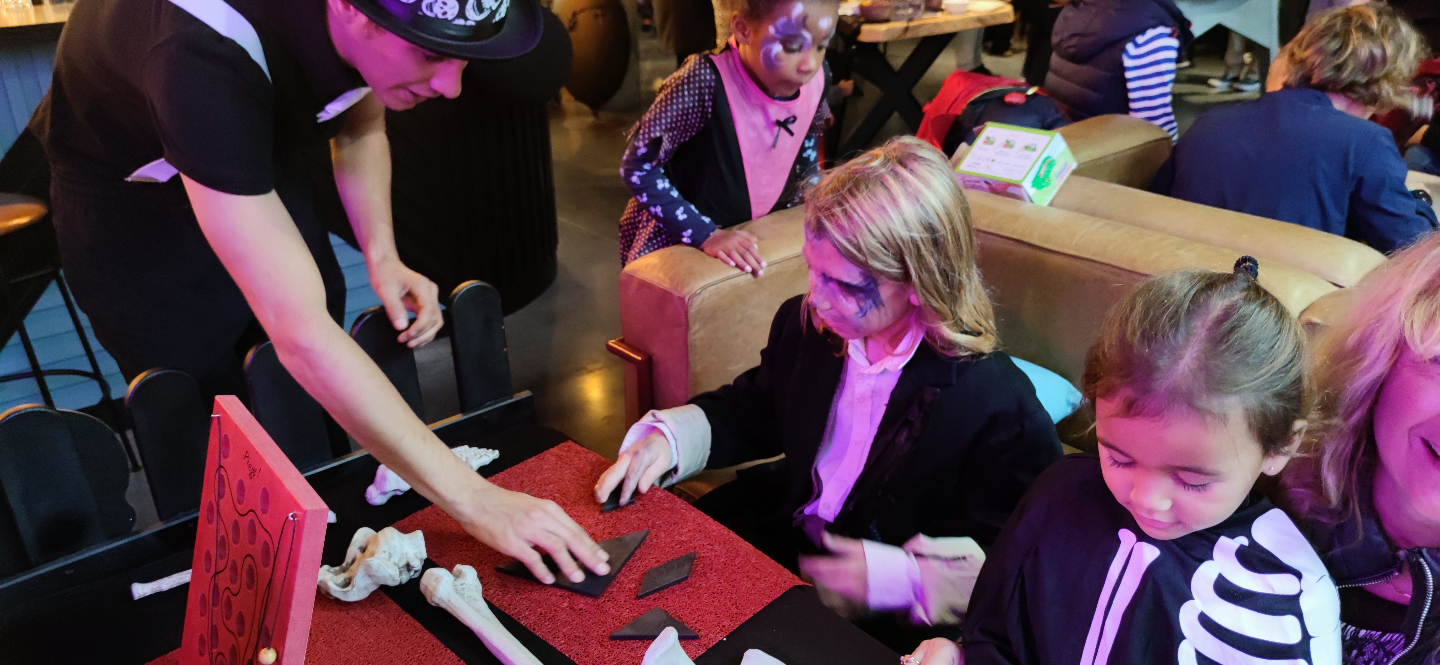 Family Day Halloween Tangram Bordeaux Moxy
