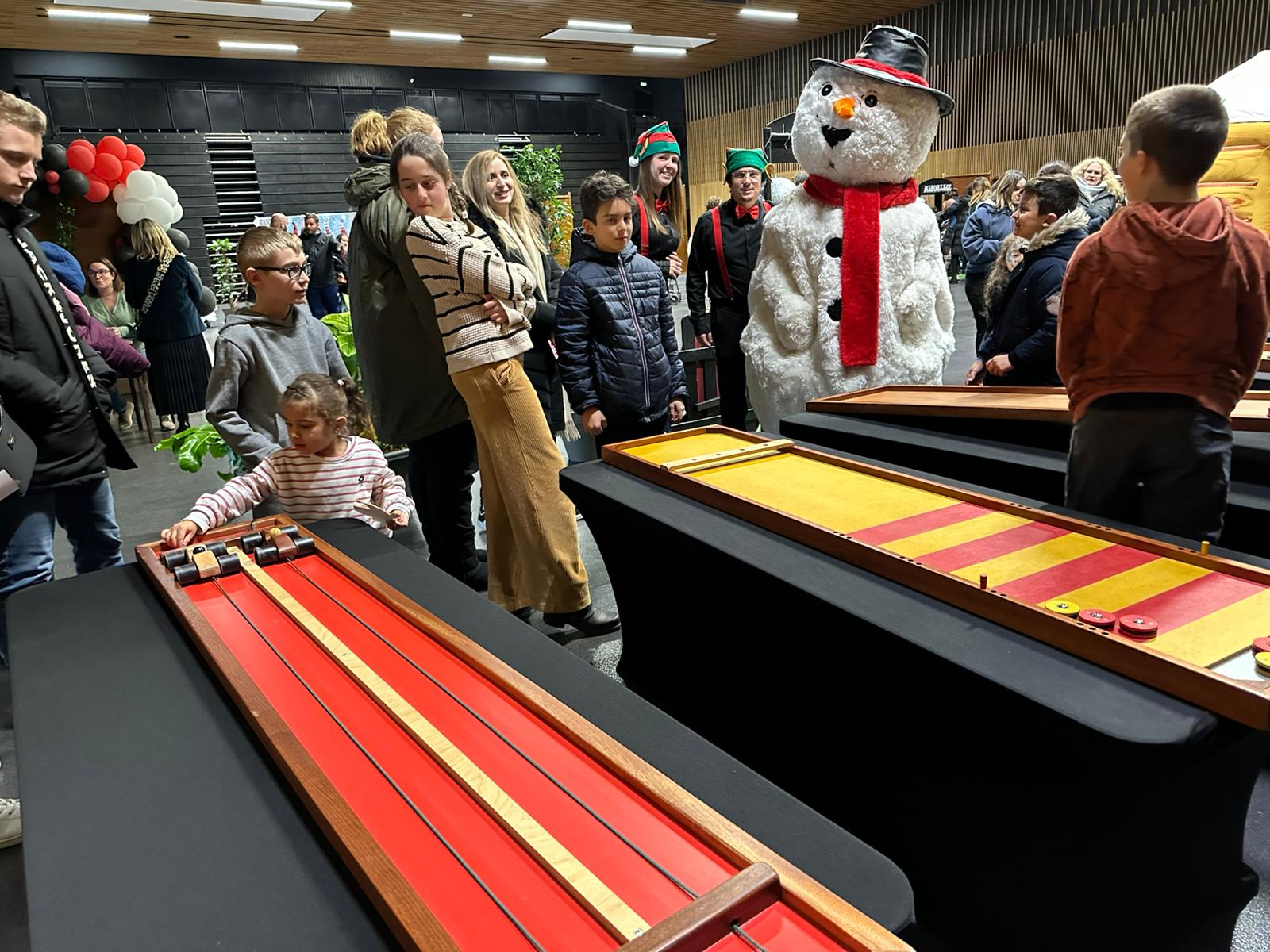 Notre mascotte participe à l'animation enfant de noël pour entreprise jeux en bois.