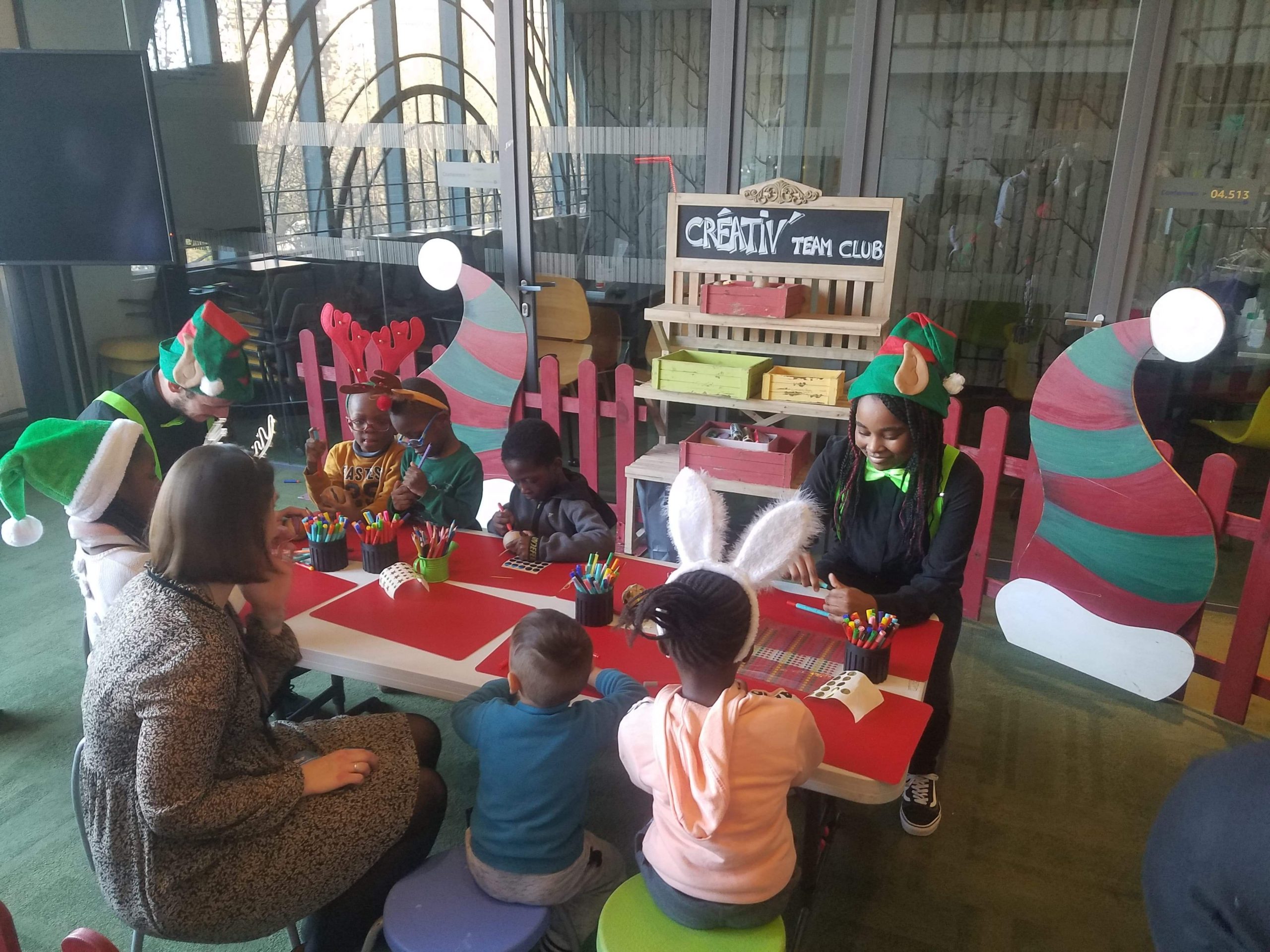 stand animation enfant créative boule de noël pour evenement d'entreprise 2021