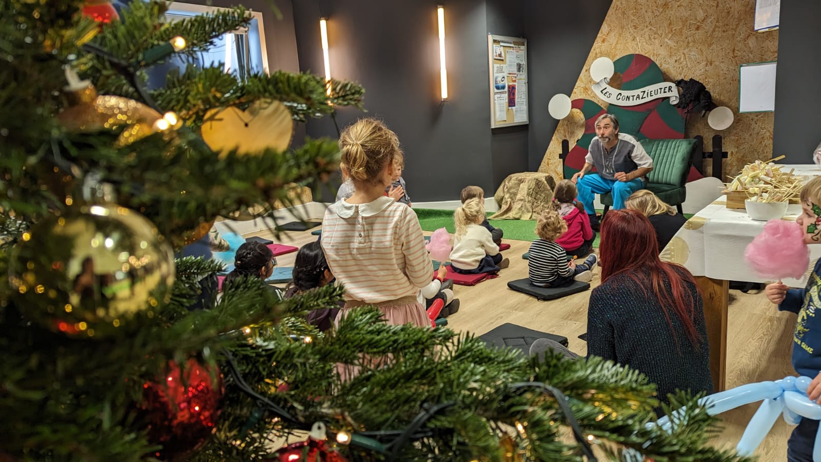 Stand animation pour arbre de noël à Paris conteur de noël 2023