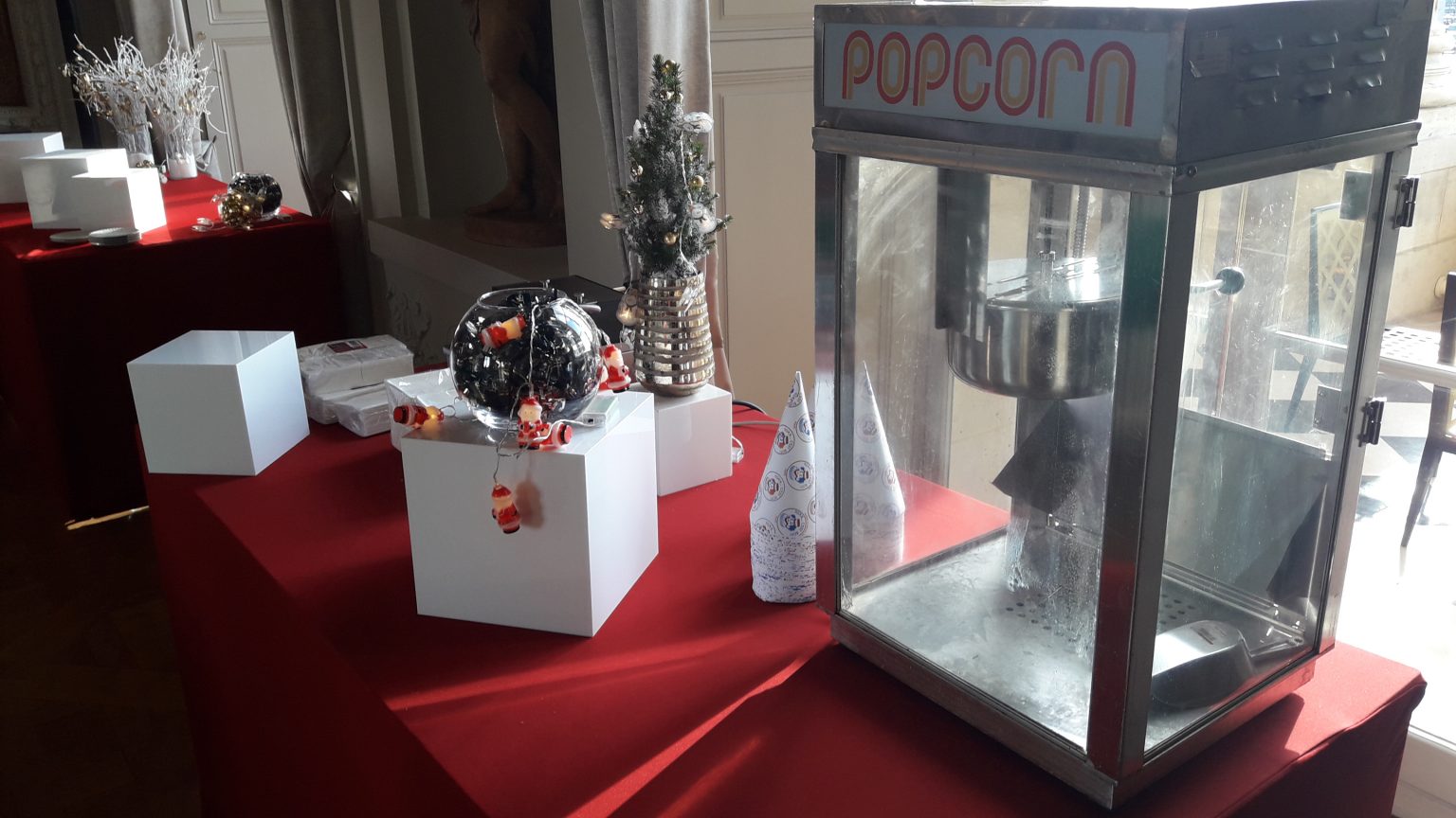 Stand-phtoto-pour-arbre-de-noël-avec-lutin-photographe-1536x864
