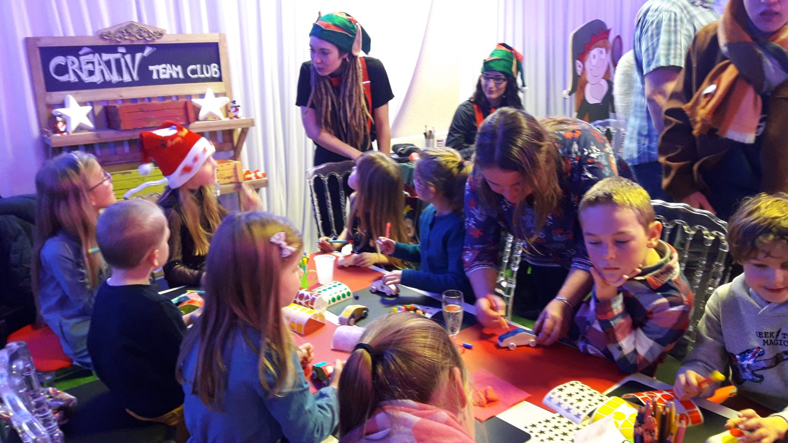 Stands-animations-pour-arbre-de-noël-en-costume-de-lutins-1536x864