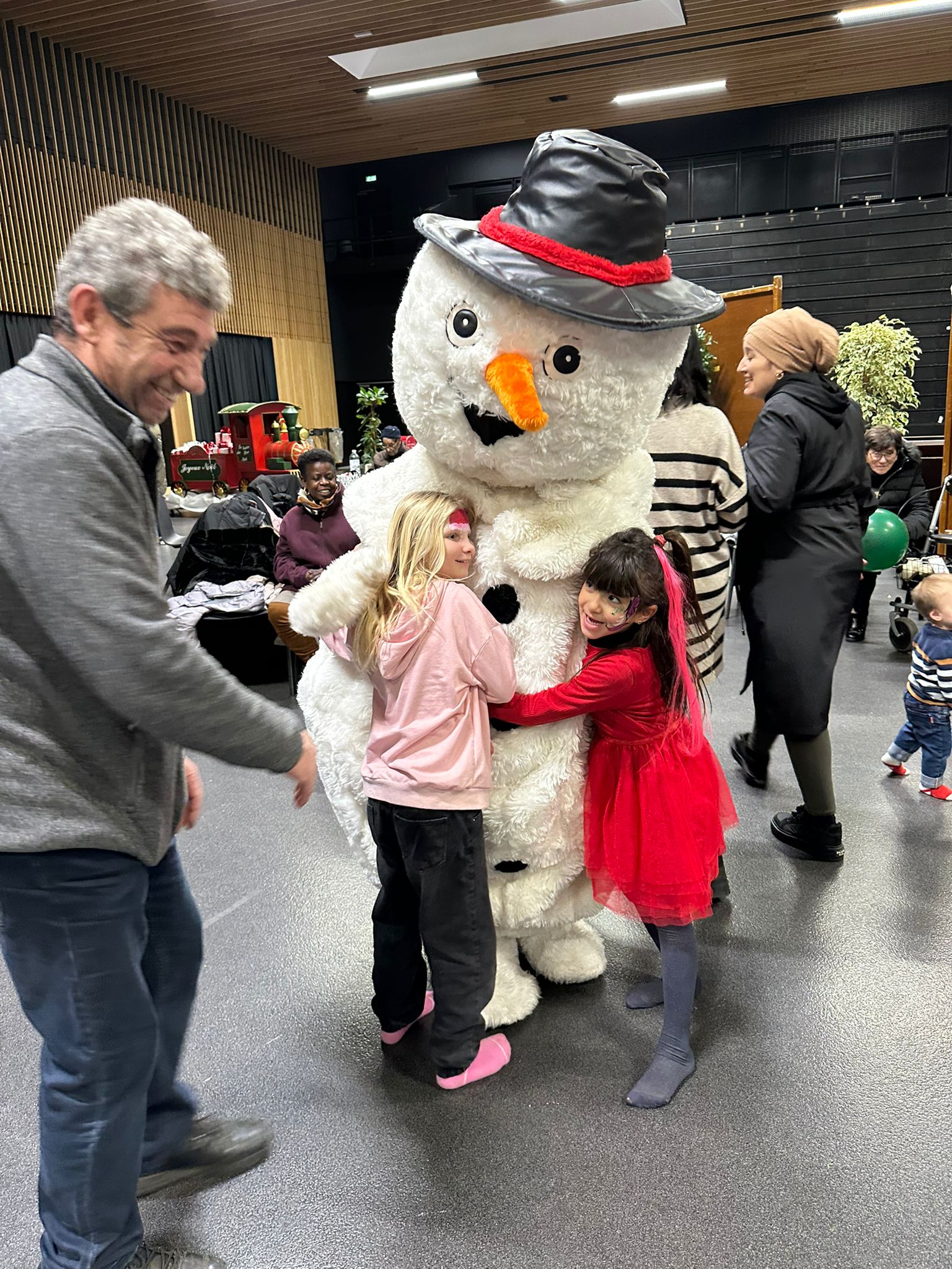 Abre de noël pour entreprise à Meaux en 2024 Mascotte