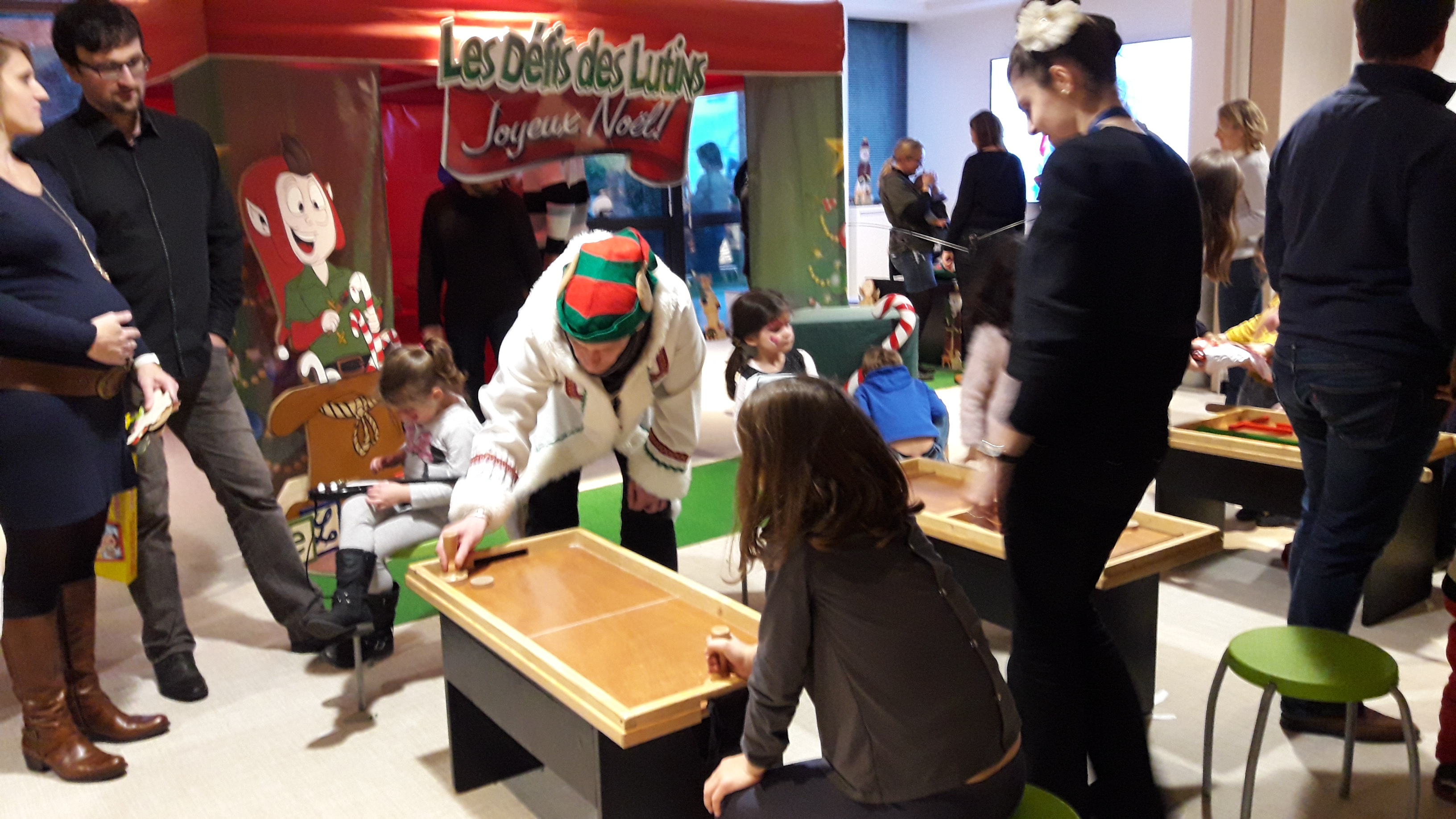 Arbre de noël agence Com5 Paris DDL Stand animation jeux bois