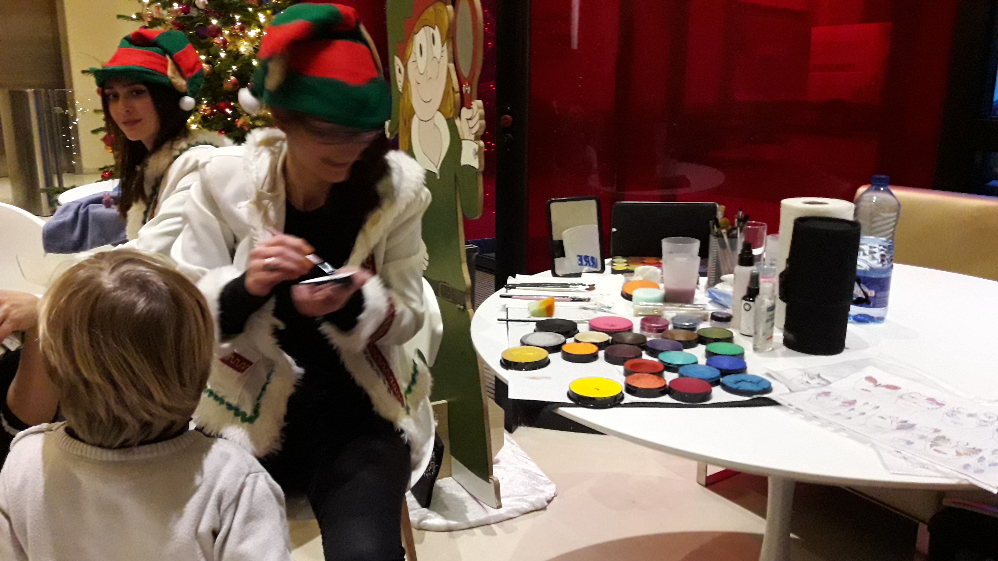 Arbre de noël agence Com5 Paris DDL Stand animation maquillage enfant