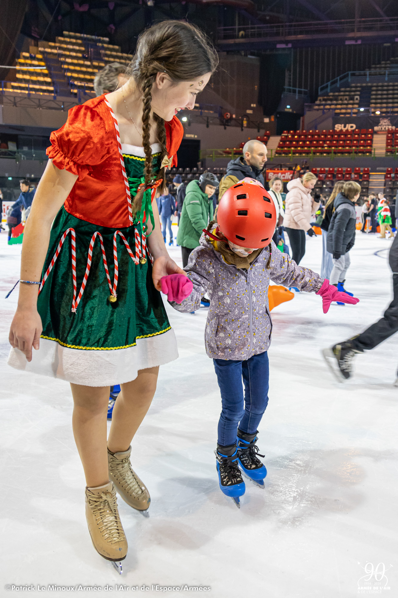 Arbre de Noël de la BA 106 à la patinoire de Mériadeck.