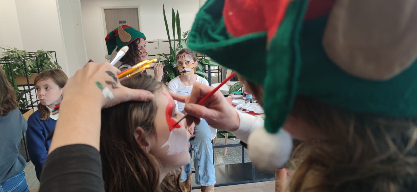 Arbre de noël entreprise maquillage au mini club des enfants FLOA 2024