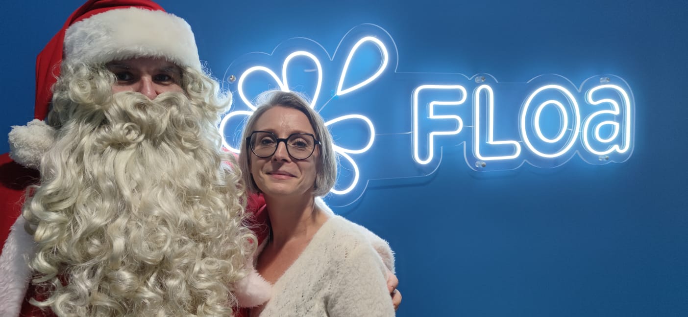 Arbre de noël pour entreprise Floa à Bordeaux et Chauray en 2024 Père Noël