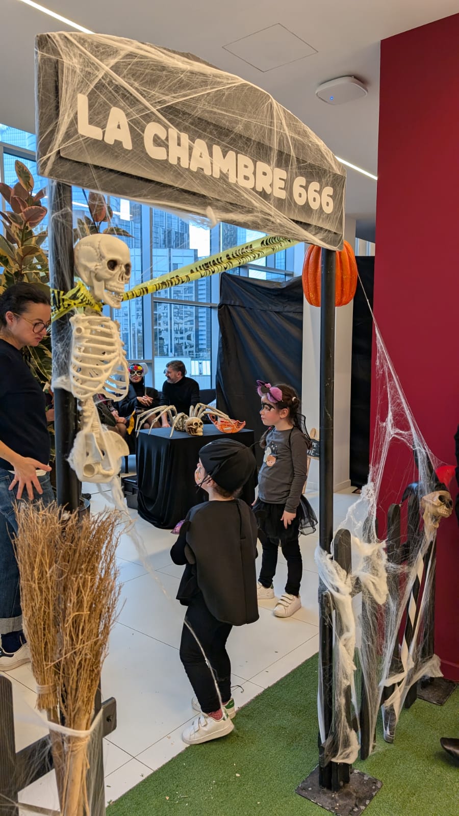 stand animation escape game halloween