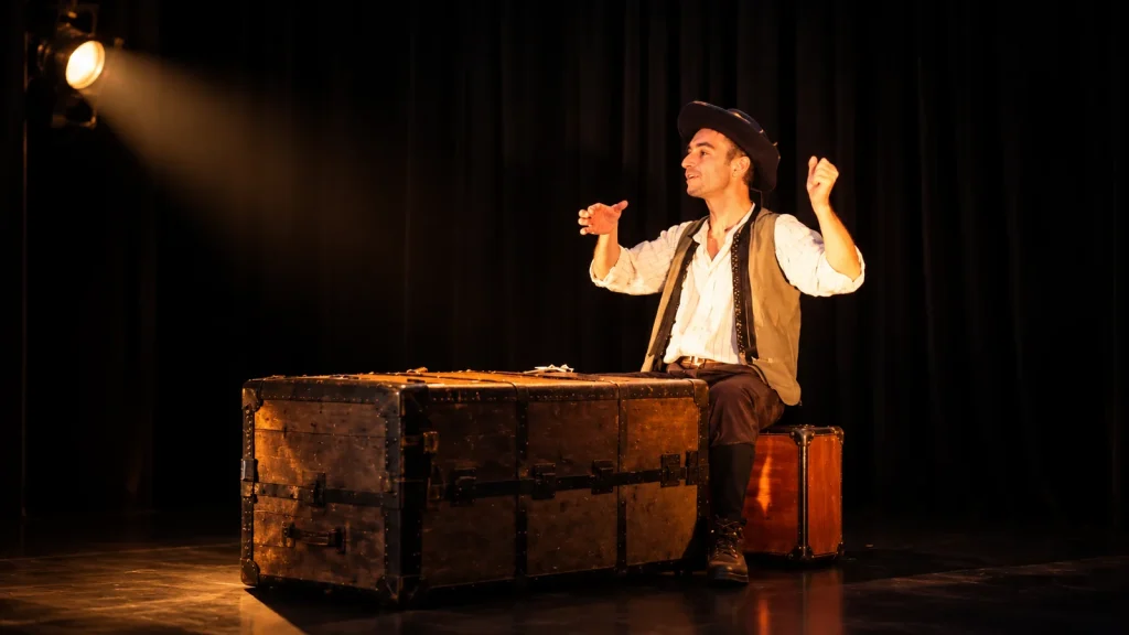 Spectacle de théâtre jeune public pour enfants en entreprise avec un comédien sur scène