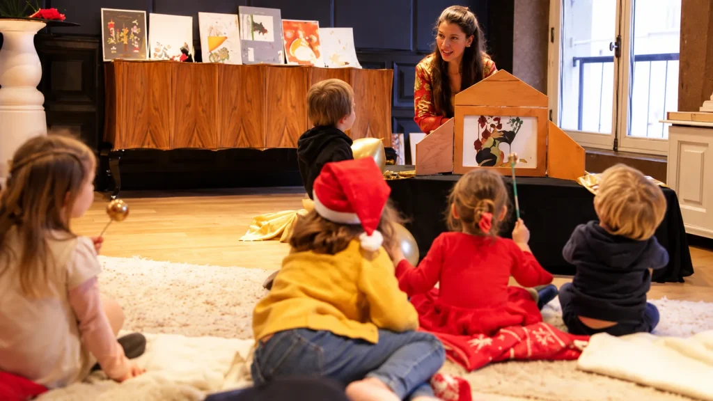 Conte kamishibaï pour enfants en entreprise avec une conteuse devant un jeune public