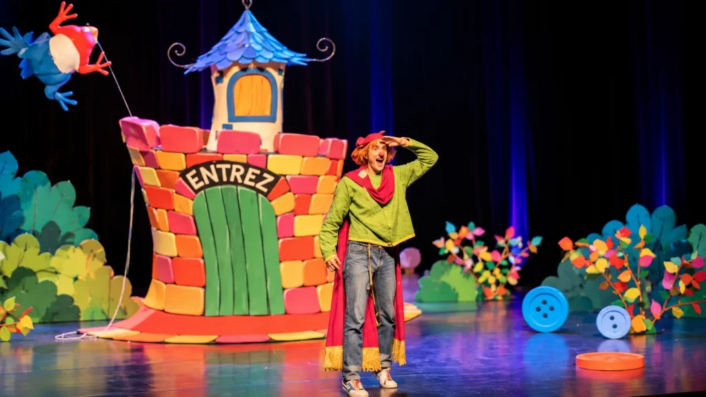 Spectacle pour enfants en entreprise sur le thème du vivre ensemble avec un comédien sur scène